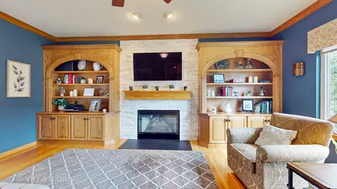 Living - 245 Pleasant Dr, Bartlett, IL 60103 photo 4 of 6