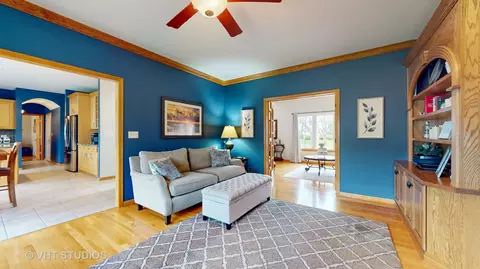 Living - 245 Pleasant Dr, Bartlett, IL 60103 photo 2 of 6