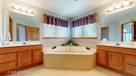 Bath - 245 Pleasant Dr, Bartlett, IL 60103 photo 5 of 7