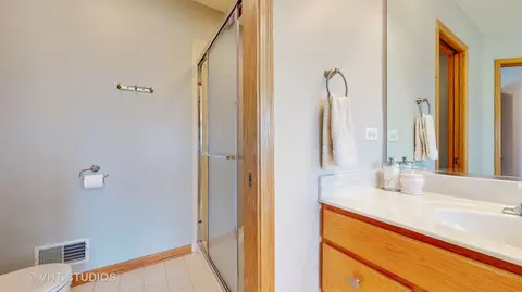 Bath - 245 Pleasant Dr, Bartlett, IL 60103 photo 6 of 7