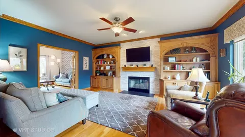 Living - 245 Pleasant Dr, Bartlett, IL 60103 photo 3 of 6