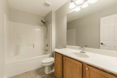 Bath - 461 E Becker Pl, Sycamore, IL 60178 photo 3 of 3
