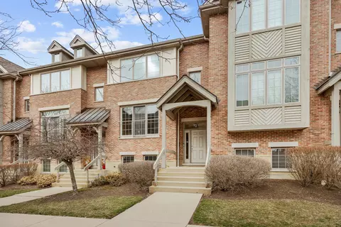 72 E Hattendorf Ave, Roselle, IL 60172