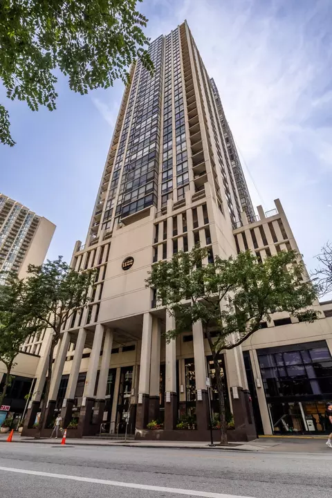 1122 N Clark St #2702, Chicago, IL 60610
