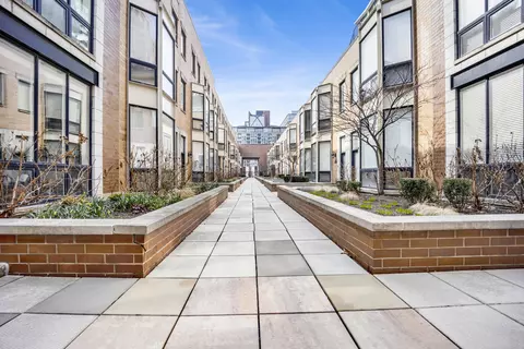 310 N Desplaines St #B, Chicago, IL 60661