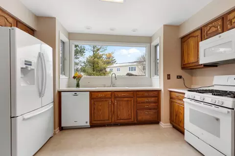 Kitchen - 681 Randi Ln, Hoffman Estates, IL 60169 photo 1 of 2