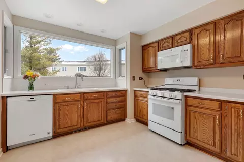 Kitchen - 681 Randi Ln, Hoffman Estates, IL 60169 photo 2 of 2