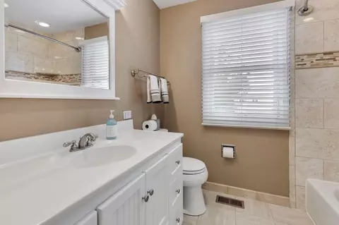 Bath - 681 Randi Ln, Hoffman Estates, IL 60169 photo 2 of 3
