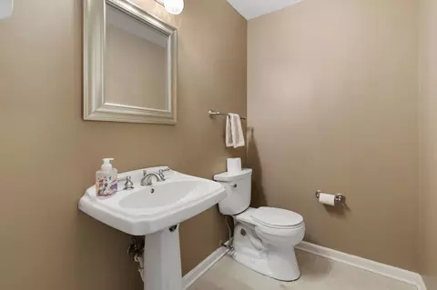Bath - 681 Randi Ln, Hoffman Estates, IL 60169 photo 1 of 3