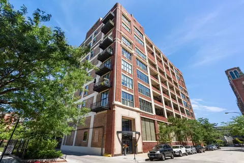 320 E 21st St #201, Chicago, IL 60616