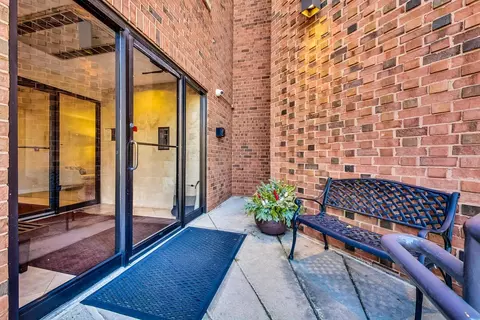105 E Laurel Ave #302, Lake Forest, IL 60045