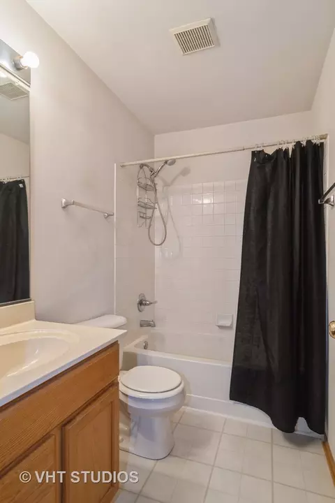 Bath - 1108 Horizon Dr, Bartlett, IL 60103 photo 3 of 3