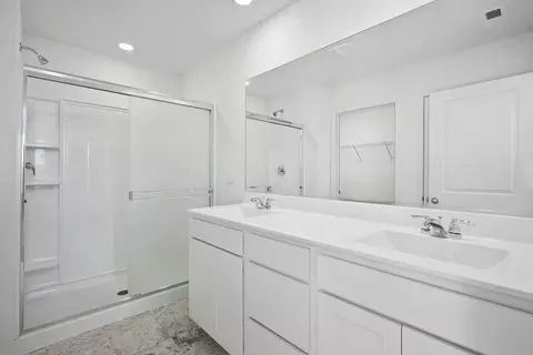 Bath - 6703 Daly Ln, Plainfield, IL 60586 photo 4 of 5