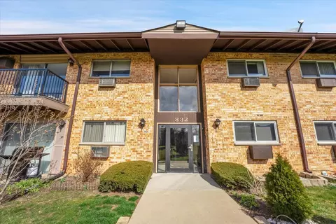 832 E Old Willow Rd #203, Prospect Heights, IL 60070