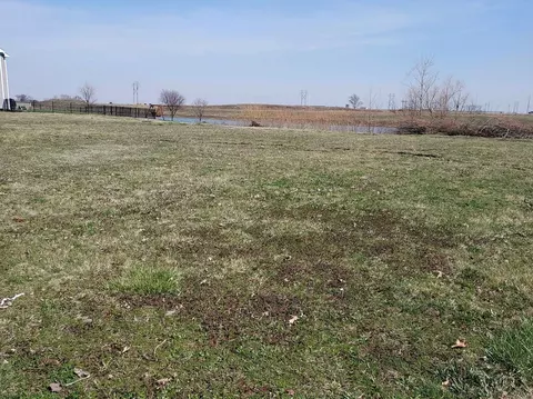 121 Wilshire Dr, Tuscola, IL 61953