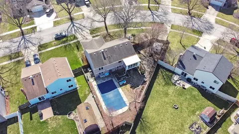 View/Area - 824 W Appletree Ln, Bartlett, IL 60103 photo 2 of 5