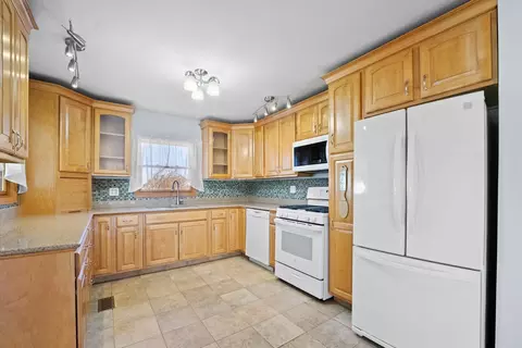 Kitchen - 824 W Appletree Ln, Bartlett, IL 60103 photo 1 of 3