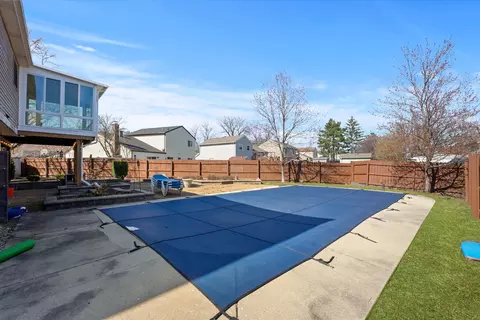 Exterior - 824 W Appletree Ln, Bartlett, IL 60103 photo 10 of 12