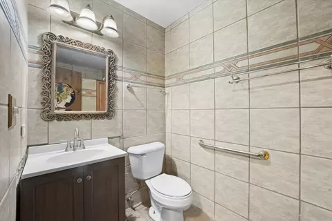 Bath - 824 W Appletree Ln, Bartlett, IL 60103 photo 3 of 3