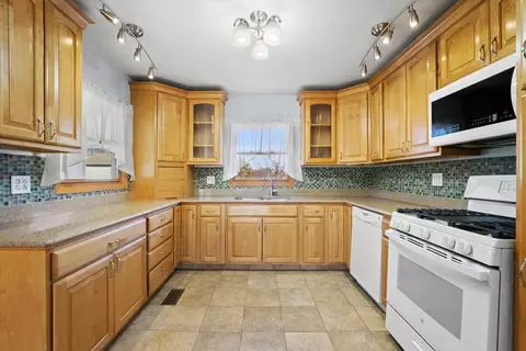Kitchen - 824 W Appletree Ln, Bartlett, IL 60103 photo 2 of 3