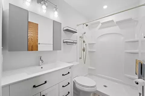 Bath - 824 W Appletree Ln, Bartlett, IL 60103 photo 2 of 3