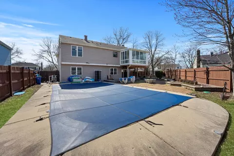 Exterior - 824 W Appletree Ln, Bartlett, IL 60103 photo 9 of 12