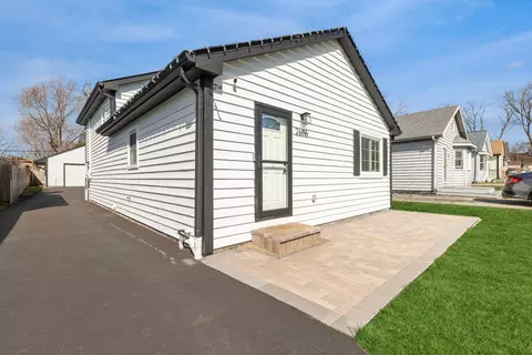 26116 N Oak Ave, Mundelein, IL 60060