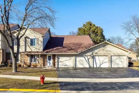 328 Sandpebble Ln, Aurora, IL 60504