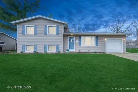 960 Sheffield Dr, Crystal Lake, IL 60014