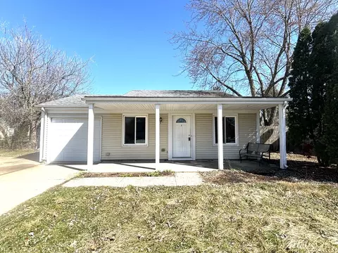 2 S611 Continental Dr, Warrenville, IL 60555