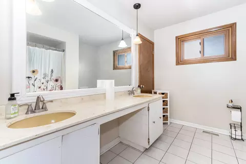 Bath - 5305 138th St, Crestwood, IL 60445 photo 2 of 2