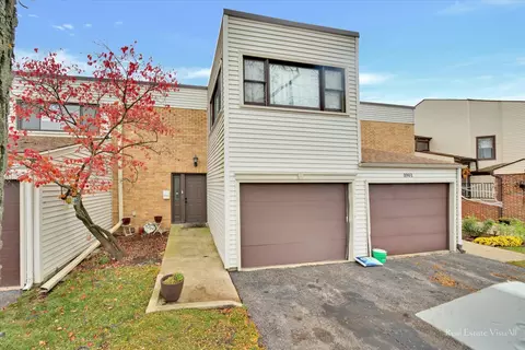 1005 Spring Mill Dr, Hoffman Estates, IL 60169 photo 2