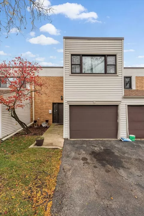 1005 Spring Mill Dr, Hoffman Estates, IL 60169