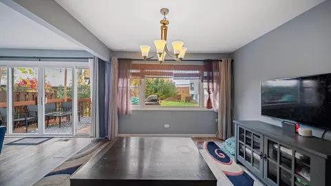 1005 Spring Mill Dr, Hoffman Estates, IL 60169 photo 9