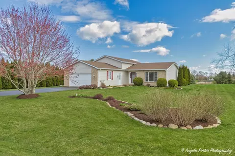 3840 Crabapple Ln, Wonder Lake, IL 60097