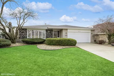 605 Honey Locust Ln, Darien, IL 60561
