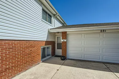 681 Manor Ct, Des Plaines, IL 60016 photo 3