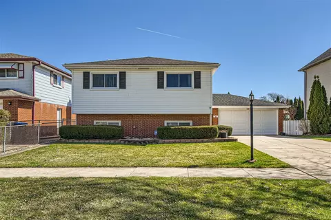 681 Manor Ct, Des Plaines, IL 60016 photo 2