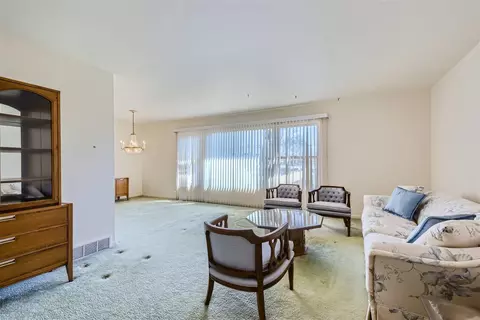 681 Manor Ct, Des Plaines, IL 60016 photo 5