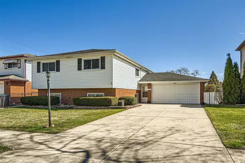 681 Manor Ct, Des Plaines, IL 60016
