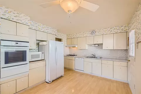 681 Manor Ct, Des Plaines, IL 60016 photo 10