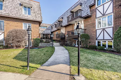 2300 W Talcott Rd #2B1, Park Ridge, IL 60068