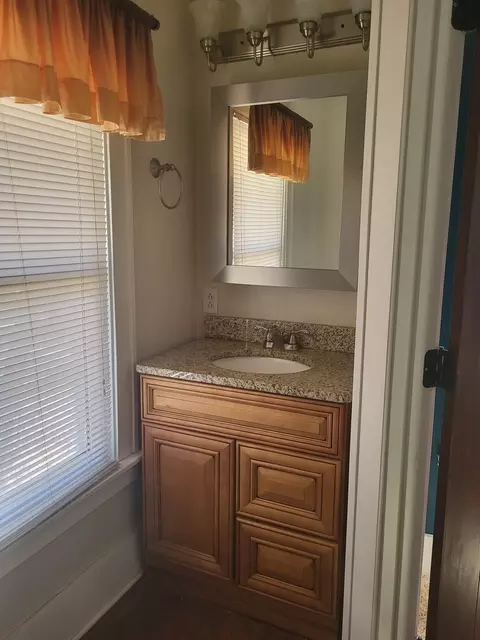 Bath - 208 W Mazon Ave, Dwight, IL 60420 photo 3 of 5