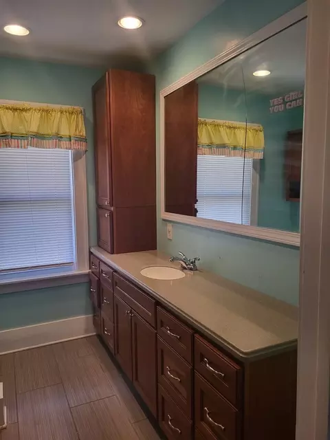 Bath - 208 W Mazon Ave, Dwight, IL 60420 photo 4 of 5