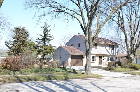 Exterior - 1400 Salvington Pl, Wheeling, IL 60090 photo 5 of 6