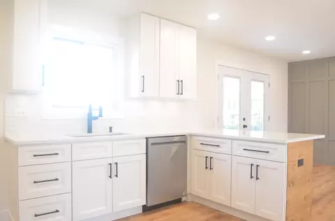 Kitchen - 1400 Salvington Pl, Wheeling, IL 60090 photo 2 of 4