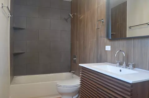 Bath - 1400 Salvington Pl, Wheeling, IL 60090 photo 5 of 5