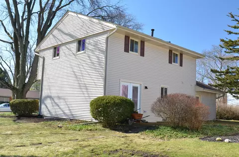 Exterior - 1400 Salvington Pl, Wheeling, IL 60090 photo 4 of 6