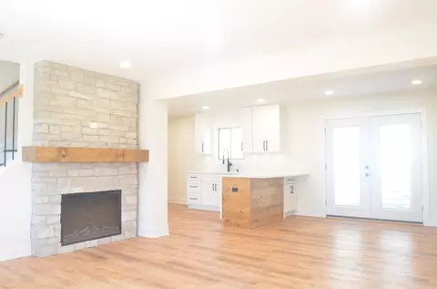 Living - 1400 Salvington Pl, Wheeling, IL 60090 photo 2 of 3