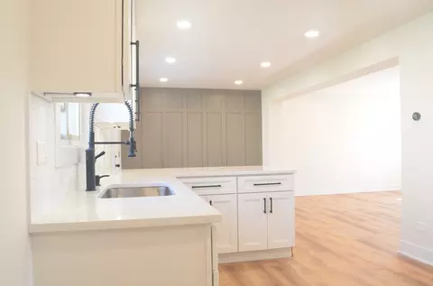 Kitchen - 1400 Salvington Pl, Wheeling, IL 60090 photo 3 of 4